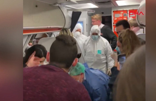 Rum yönetiminin uçakla gelen öğrencileri almamasına tepki