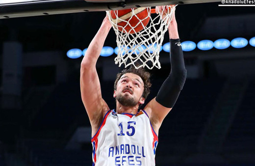 Erteleme maçında Anadolu Efes'ten 31 sayı fark