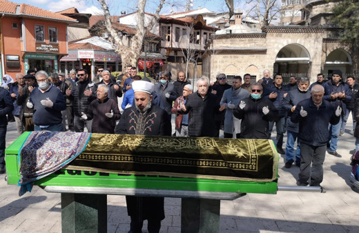 İnegöl'de cenaze namazını birer metre mesafeyle saf tutarak kıldılar