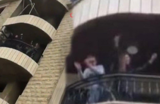 Karantinadaki Lübnanlılar birbirlerine destek olmak için balkonlarda dans etti