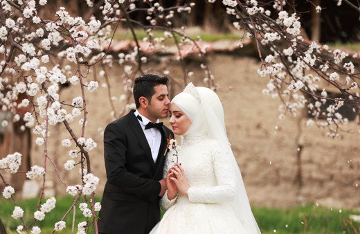 Malatya'da kayısı ağaçları çiçek açtı düğün fotoğraflarının mekanı oldu