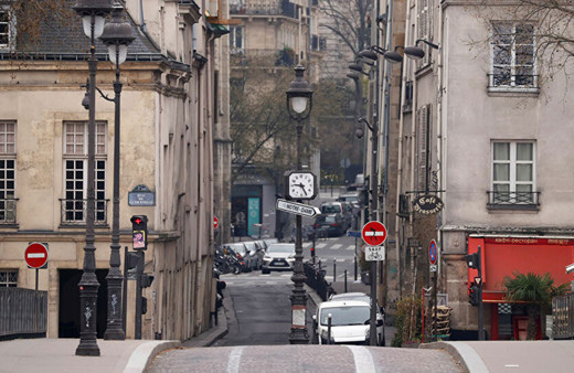 Parislilerden sağlık çalışanlarına alkışlı teşekkür