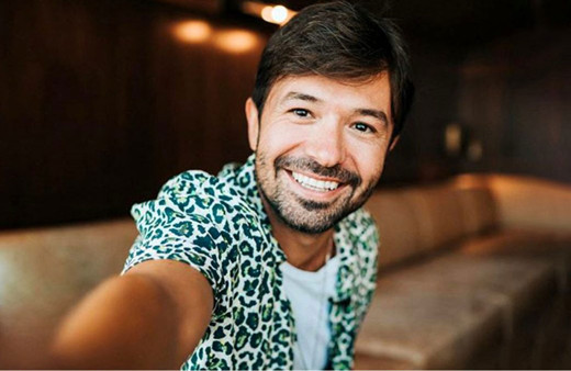 Yalın Koronavirüs nedeniyle evden konser verdi canlı yayın yaptı