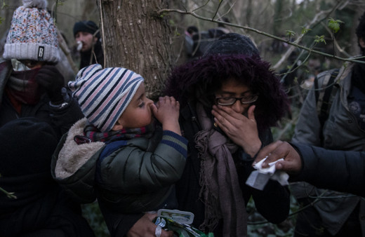 Mehmetçiğin kucağından indirmediği sığınmacı çocuğu Yunan gaza boğdu