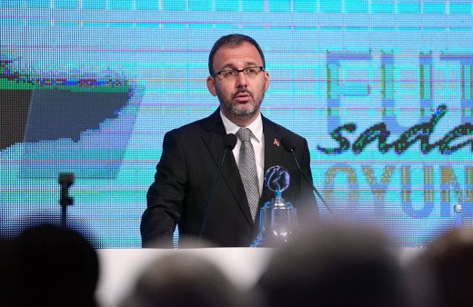 Türkiye'de ligler Koronavirüs nedeniyle ertelendi