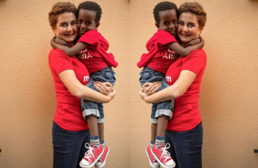 Esra Akkaya annesi ve evlatlığı ile koronavirüsten kaçıp Türkiye'ye geldi