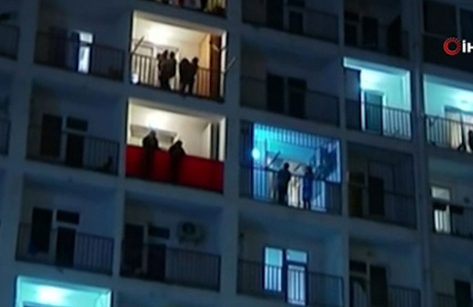 Gürcistan'da halk balkonlardan virüsle mücadele eden sağlık çalışanlarını alkışladı!