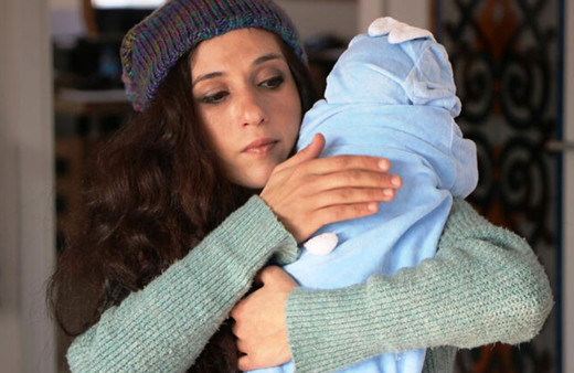 Ayrıldığı sevgilisini 7 aylık bebeğini düşürmesi için dövdürdü!