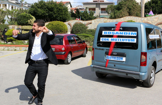 Antalya'da eşinden boşandı konvoyla kutladı aracına 'Kurtuldum' yazdı