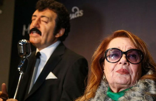 Müslüm Gürses'in eşi Muhterem Nur yaşamını yitirdi