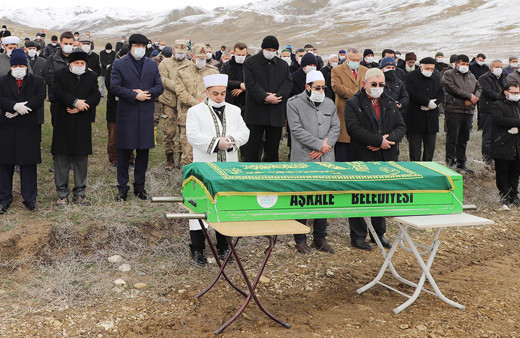 Rektörün babası öldü cenaze namazında herkese maske ve eldiven dağıtıldı