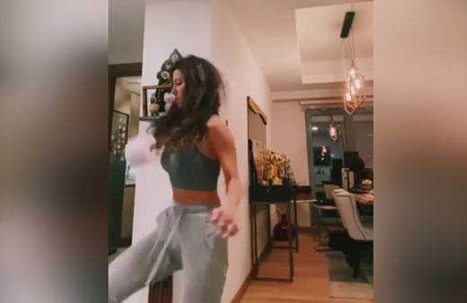 Derya Uluğ tuvalet kağıdını top sektirir gibi sektirdi! Şovunu yaptı