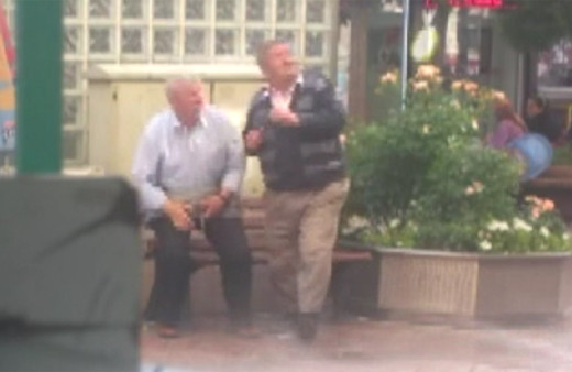 Isparta'da bankta oturan yaşlılara sulu koronavirüs ikazo