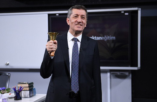 Milli Eğitim Bakanı Ziya Selçuk TRT-EBA TV'deki ilk ders için kamera karşısına geçti