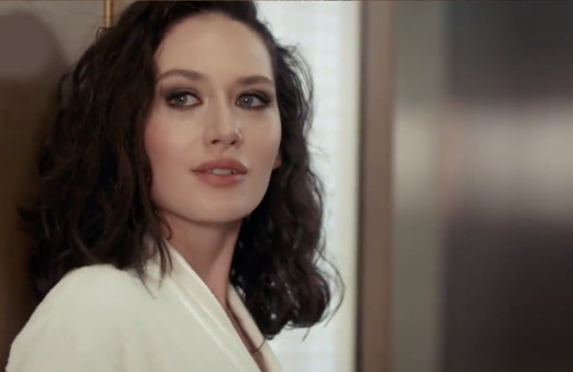 Gel Dese Aşk dizisindeki bornozlu yarı çıplak otel sahnesi pes dedirtti!