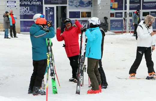 Bizi bu kafa öldürecek! Koronavirüs buraya gelmez çünkü soğuk deyip kayak yaptılar