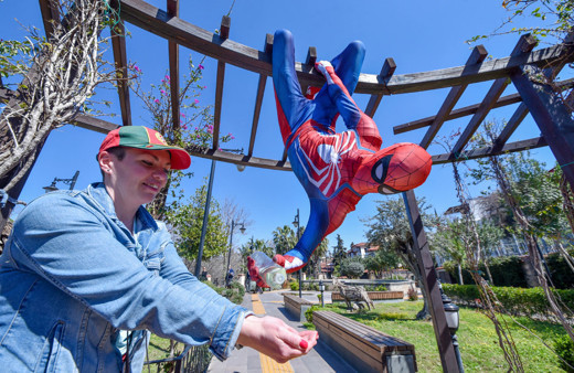 Yaşlılara kolonya 'Örümcek Adam'a büyük şok 'nasıl olsa öleceğim'