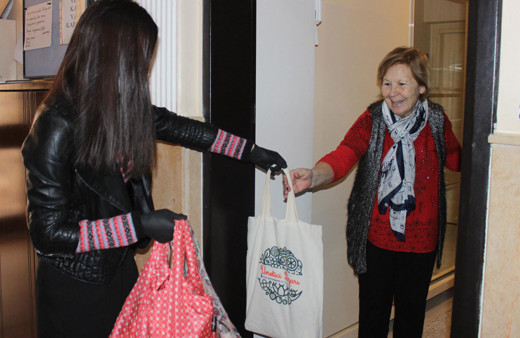 Koronavirüs nedeniyle sokağa çıkamayan yaşlı komşularının alışverişini yapıyor