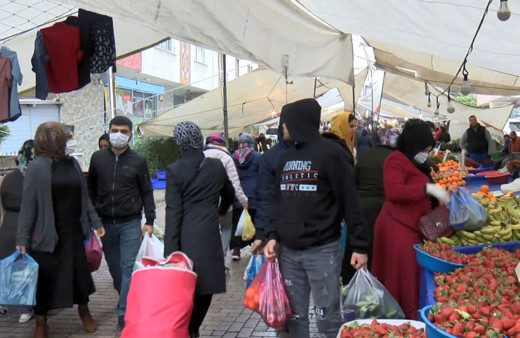 İstanbul Güngören'de semt pazarında koronavirüs tedbirlerine uyulmadı