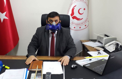 Ordu'da daire müdürü virüse karşı oksijen maskesi ile görevi başında
