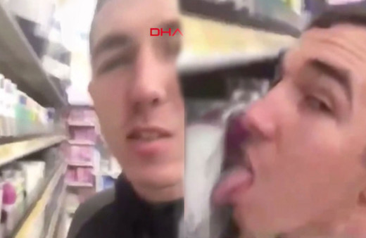 İğrenç olay! Marketteki rafları yaladı sosyal medyada paylaştı