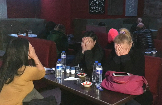 İnanılır gibi değil! Karantinayı hiçe sayıp pavyona gittiler polis kapıları kırarak bastı