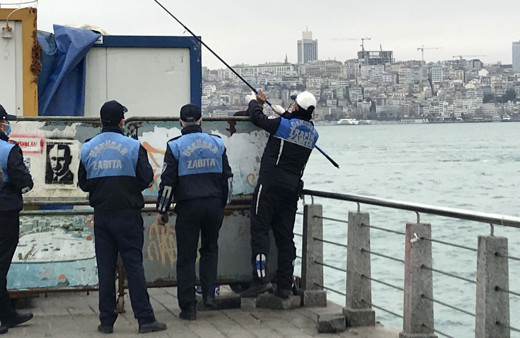 Sahilde balık tutmak yasaklandı bakın o nasıl yakalandı?