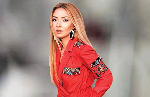 Ece Seçkin'den şaşırtan karantina pozu kendini streçledi