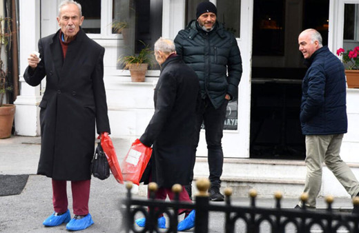 93 yaşındaki ünlü sanatçı İlham Gencer emekli maaşını çekmek için sokağa çıktı!