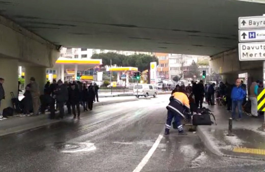 Yetkililer uyardı vatandaşlar seyyar satıcılardan iç içe alışveriş yaptı