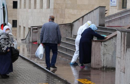 Karantinadaki umrecilerde koronavirüs çıktı