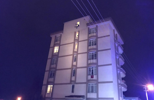 Polis memuru canını kurtardığı genç tarafından saldırıya uğradı