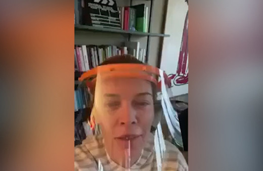 Oyuncu Begüm Kütük ve eşi sağlık çalışanları için siperlik üretmeye başladı