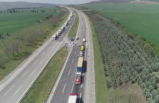 İstanbul'un giriş ve çıkışlarına abluka kilometrelerce kuyruklar oluştu