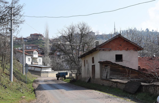 Kütahya'nın karantinadaki Yeşildere köyünde 43 kişiye de ev karantinası