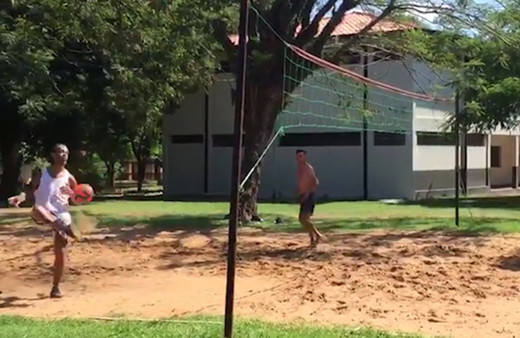 Ronaldinho hapishanede ayak tenisi oynadı