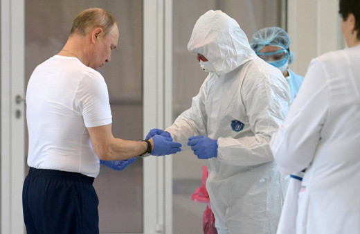 Putin'in hastane ziyaretinde tokalaştığı başhekim koronavirüse yakalandı