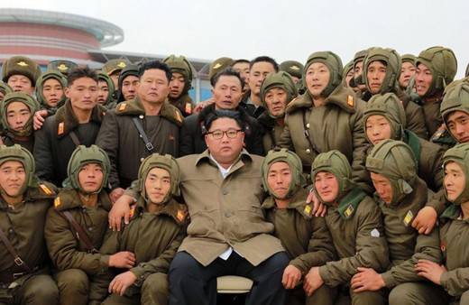 K. Kore lideri Kim Jong koronavirüse böyle meydan okudu! Ne maske taktı ne mesafe koydu