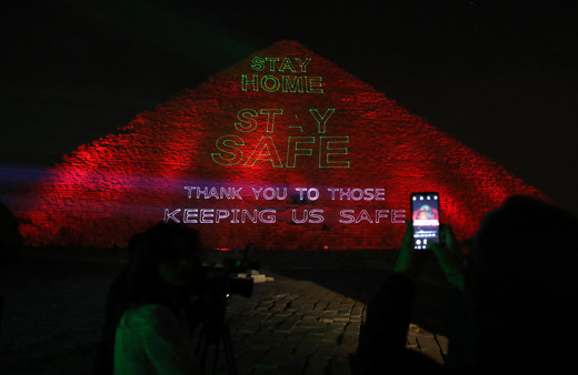 Mısır Piramitlerinden dünyaya "Evde Kal" mesajı