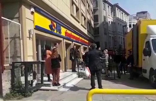 Postanenin ilaçlanmak için kapatılmasına kızan müşteri görevlilere tükürdü