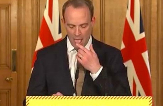 İngiltere Dışişleri Bakanı Dominic Raab'dan tepki çeken hareket! 'En başta kendi uymuyor'