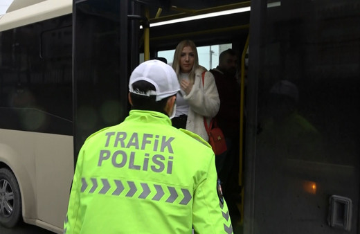 Sultangazi'de ayakta yolcu taşıyan minibüsten çıkan iki kişi dikkat çekti
