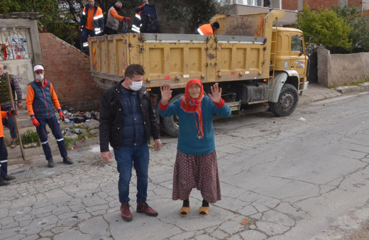 Aydın'da yalnız yaşayan kadın evini çöplüğe çevirmiş 5 kamyon çöp çıkartıldı