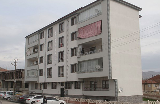 Elazığ'da 5 katlı apartmana koronavirüs karantinası! Polis kapıda nöbet tutuyor