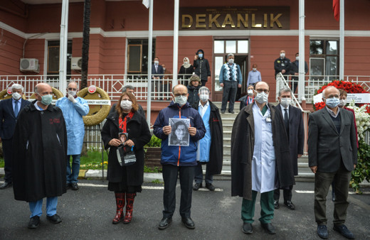 Koronavirüsten hayatını kaybeden Prof. Dr. Feriha Öz için Cerrahpaşa'da 1 dakikalık saygı duruşu