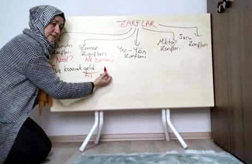 Tekirdağ'da yemek masasını ders tahtası yapan öğretmen gönülleri fethetti