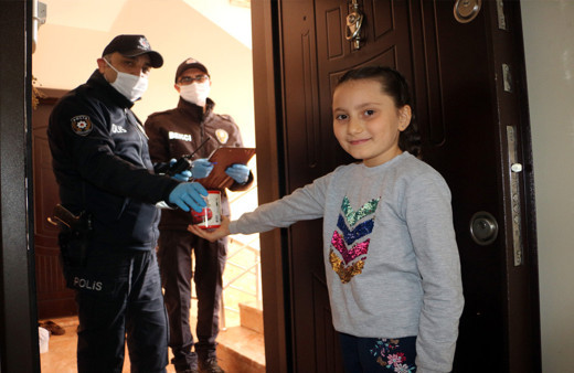 Tokat'ta küçük kız bilgisayar için biriktirdiği parasını kampanyaya bağışladı