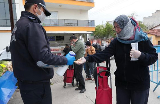 Akhisar Belediyesi 5 bin maske dağıttı
