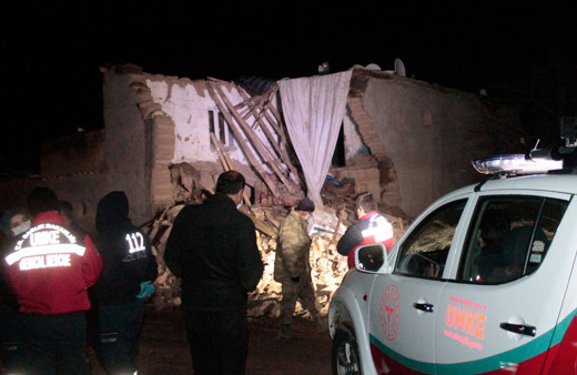 Diyarbakır'da aşırı yağıştan kerpiç ev çöktü 2 kardeş öldü 7 kardeş yaralı