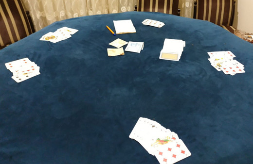 Koronavirüs kumarbazları korkutmuyor! Evde kumar partisine polis baskını